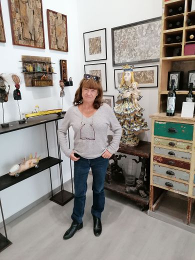 Béatrice Soulié  dans sa galerie d’Art Singulier et Cabinet de Curiosités , 11, place  aux huiles à Marseille .	Repro