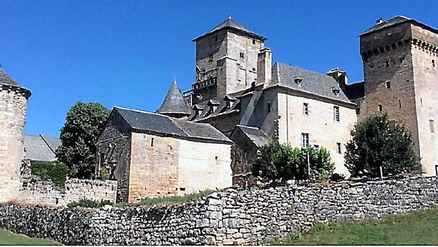Le château de Galinières  est situé entre Laissac et Pierrefiche-d’Olt.