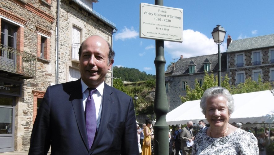 Louis et Anne-Aymone Giscard d’Estaing auprès de la plaque de la place Valéry-Giscard-d’Estaing.