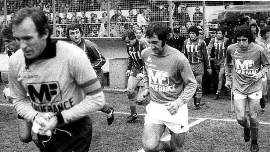  Gérard Farison, ici pécédé d'Ivan Curkovic,  a effectué toute sa carrière professionnelle chez les Verts entre 1967 et 1980. 