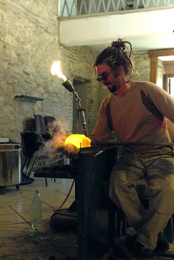 Cette boule de feu quiva devenir verre. Tout un art.Photo : P.J. Grattenois