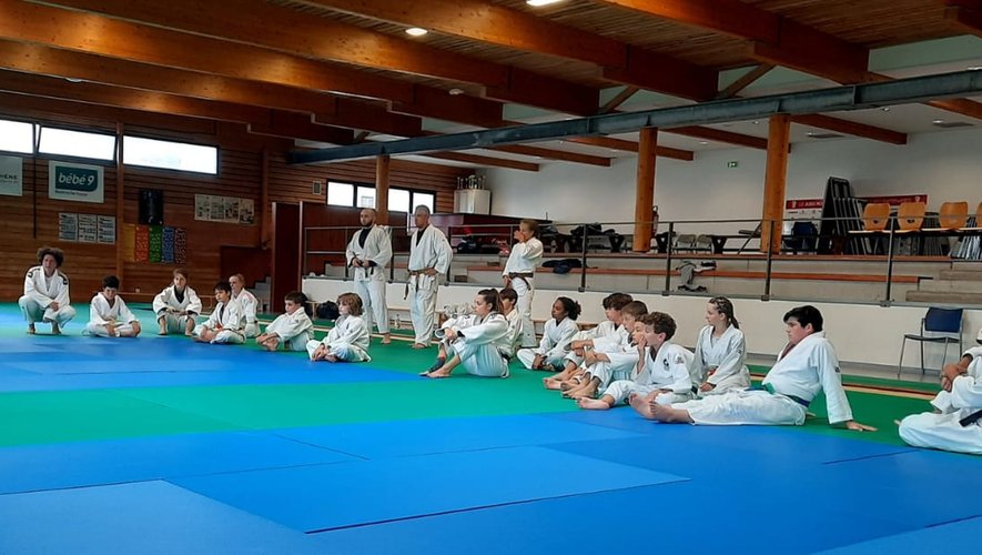 Sur des tatamis neufs, le plaisir de se retrouver pour les judokas du JRA.