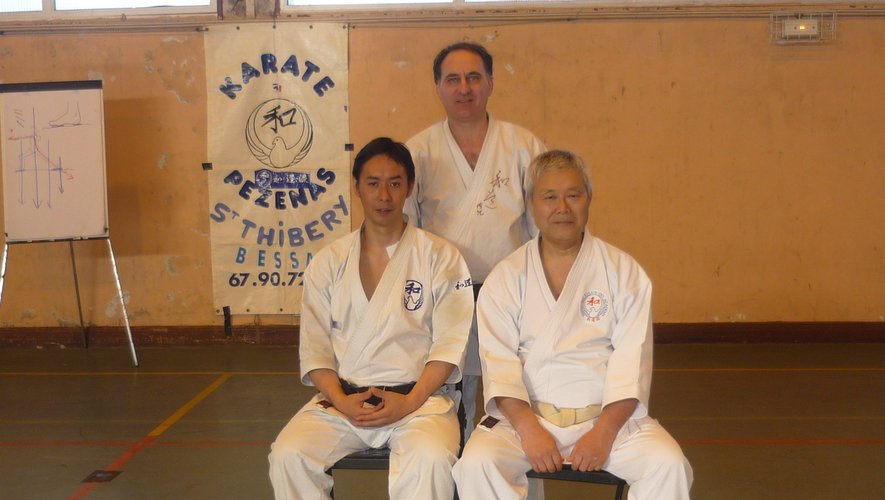 Jean-Pierre Kolimaga entouré par les grands maîtres du KARATE WADO-RYU Sensei Otsuka Kazutaka à gauche et Sensei Shiomitsu Masafumi à droite.