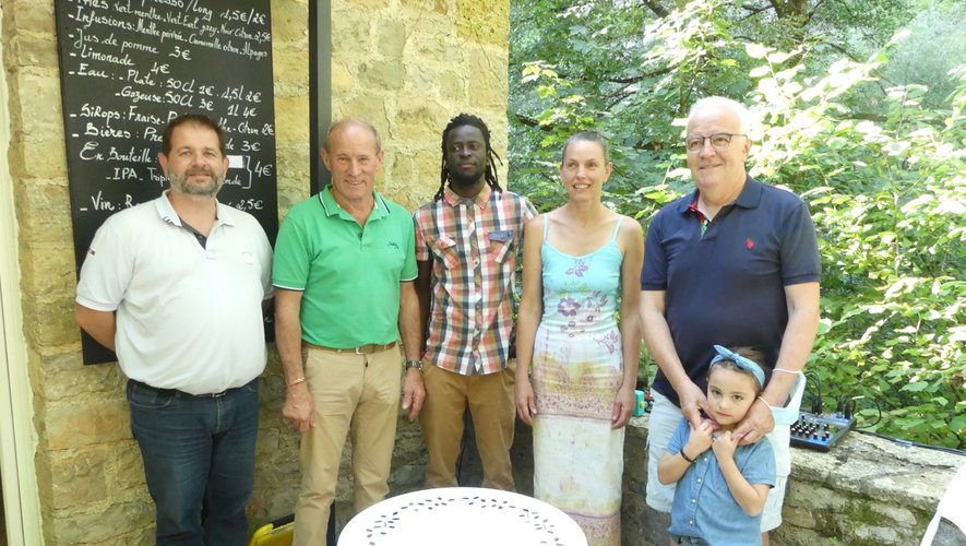 Aurore et John au centre lors de l’inauguration en présence d’élus.