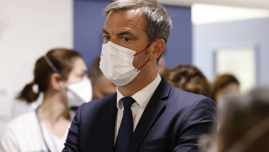 Le ministre de la Santé Olivier Véran a aussi indiqué que "quelques dizaines" de démissions de personnels soignants ont été recensées "à ce stade" en France.