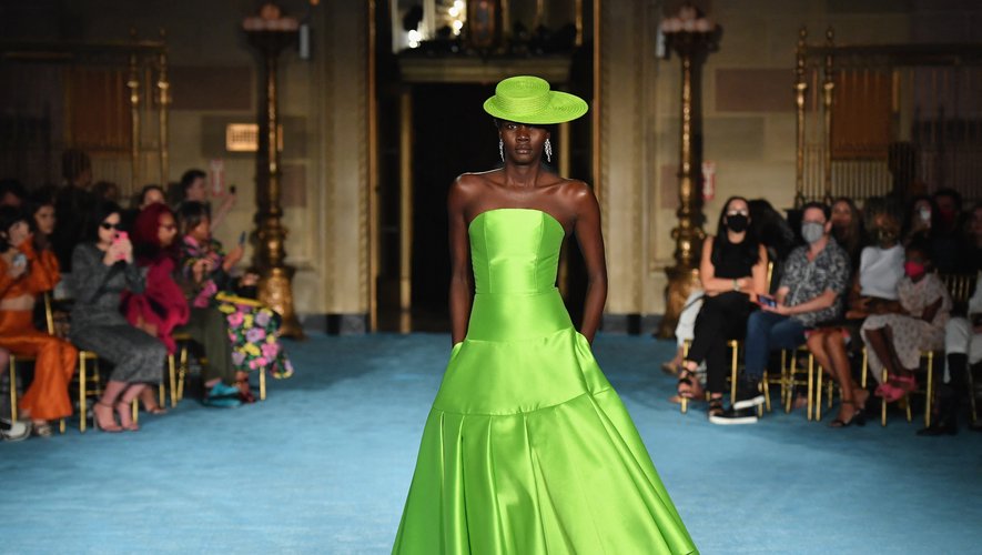 Une des silhouettes vives, tout en élégance, de Christian Siriano présentée pendant la New York Fashion Week.