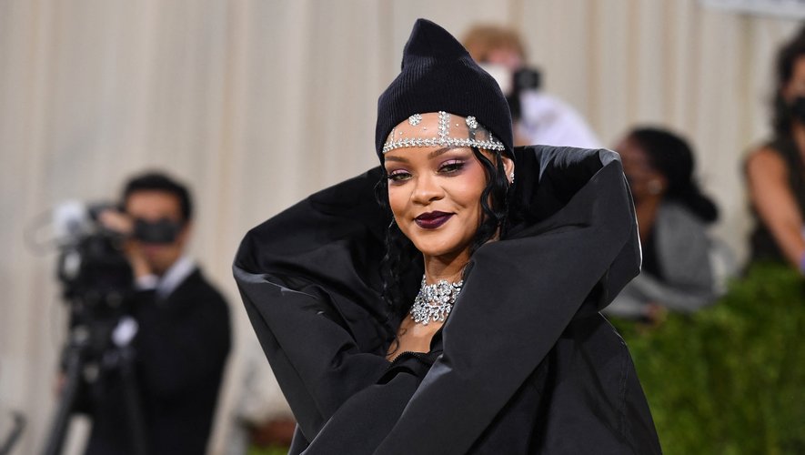 Le pardessus Balenciaga que portait Rihanna lors du MET Gala a fait sensation auprès des internautes.
