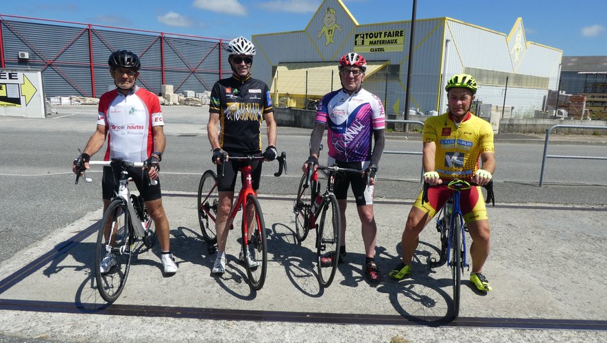Quatre licenciés de l’Entente Cycliste au départ d’une sortie de 70 à 80 km.