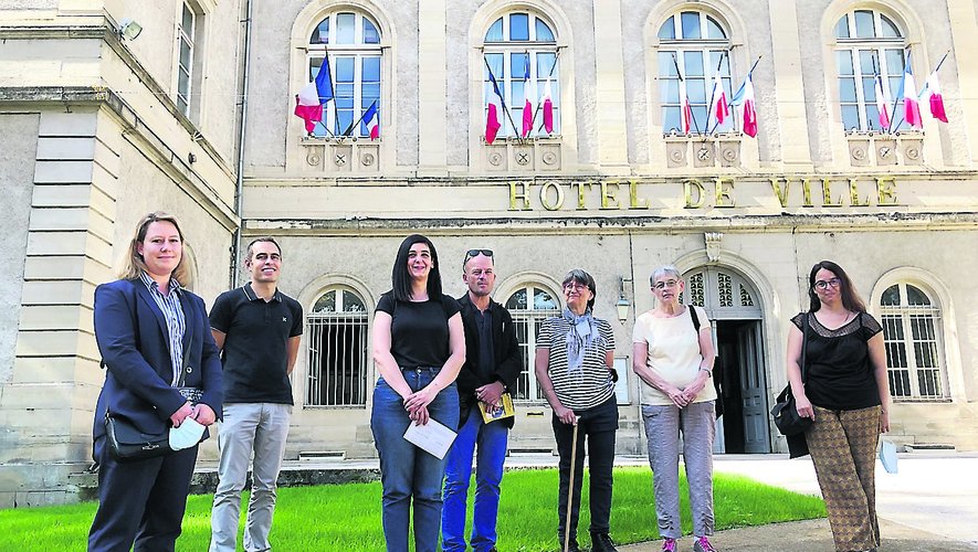 Les acteurs de ces nouvelles Journées du patrimoine devant la mairie de Villefranche-de-Rouergue.
