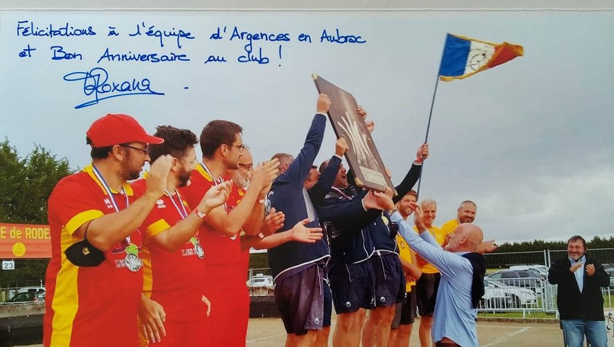 Dimanche 1er août, la quadrette de Christophe Marcillac, recevait des mains de Stéphane Mazars, le trophée de champions de France.