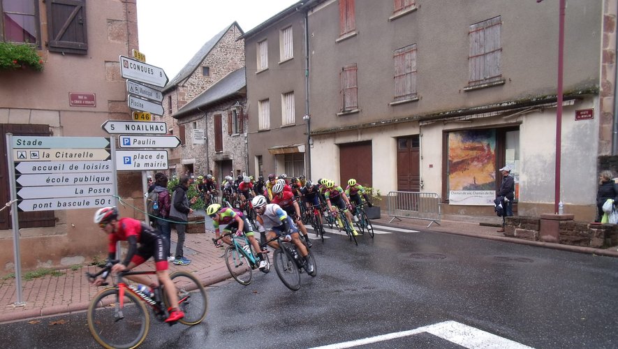 Malgré la pluie, le public a tenu à encourager les coureurs.