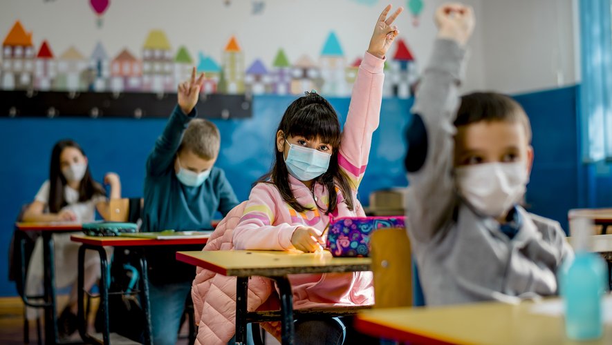 L'obligation du port du masque à l'école primaire sera levée à partir du 4 octobre dans les départements les moins touchés par l'épidémie du Covid-19.