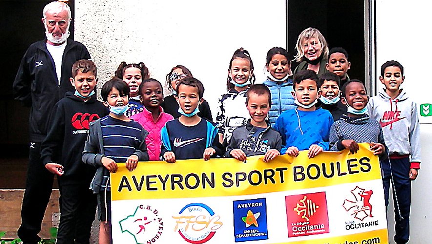Jacques Alibert a initié au sport-boules des élèves du groupe scolaire Paul-Ramadier.