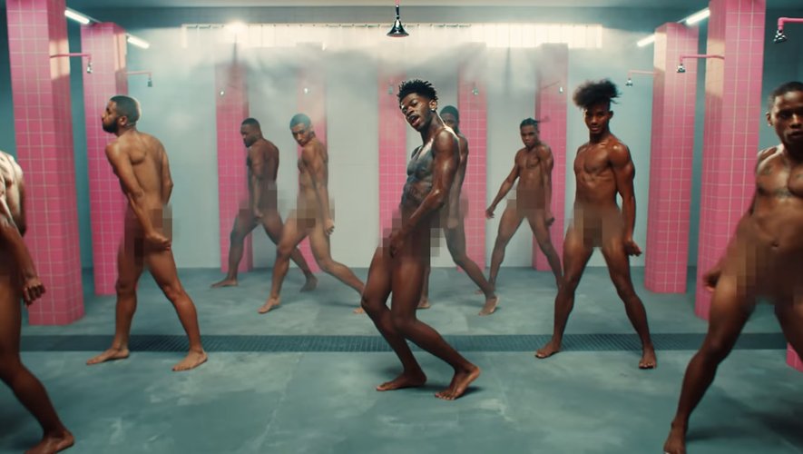 Lil Nas X montre ses talents de danseur dans le clip officiel de "Industry Baby".