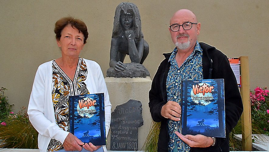 Annie Bel et Richard Sleizak présentent la nouvelle bande dessinée devant la statuede Victor.