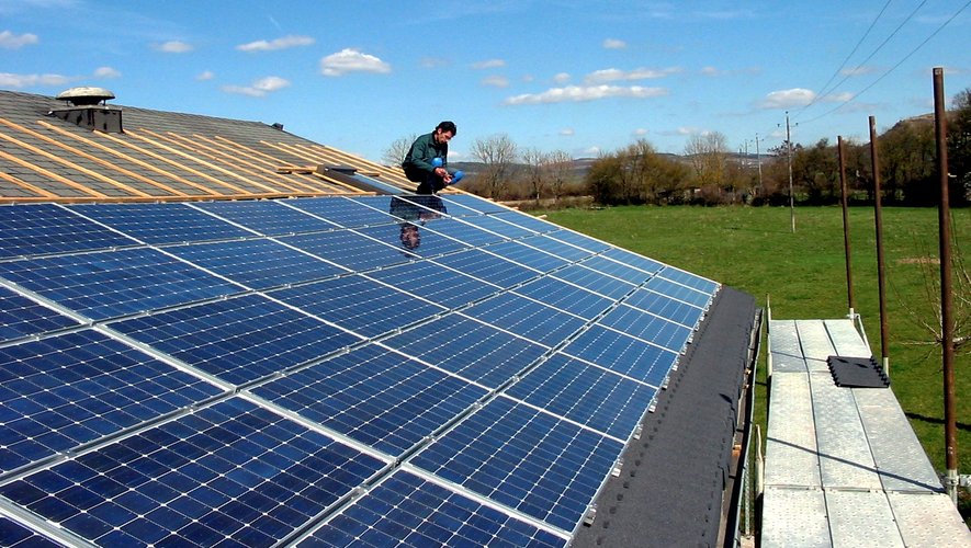 L’installation de panneaux solaire permet la production d’énergie sur le territoire et de réduire l’empreinte écologique.