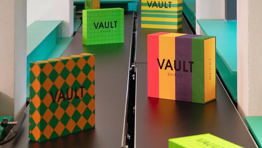 "Vault" est un concept store en ligne avec des pièces vintage Gucci, des objets de curiosité, et des collections de jeunes designers indépendants, sélectionnés par le directeur artistique de la maison, Alessandro Michele.