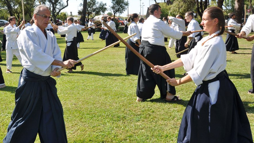Avec ou sans arme, l’aïkido amène à la maîtrise de soi.