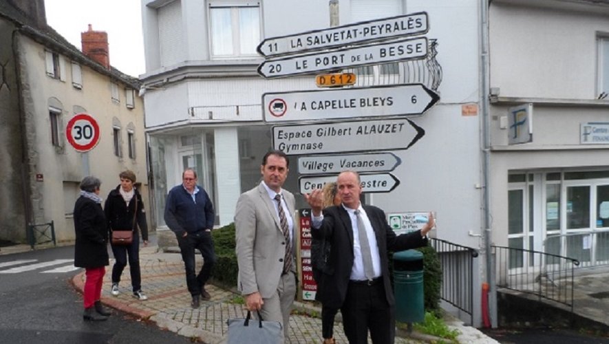 Le sous-préfet Guillaume Raymond, et l’équipe municipale en visite dans le bourg centre.
