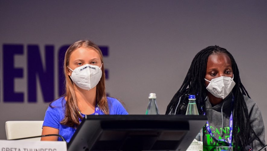 La militante suédoise pour le climat Greta Thunberg (à gauche) et la militante ougandaise pour le climat Vanessa Nakate assistent à la séance plénière d'ouverture de l'événement Youth4Climate, le 28 septembre 2021 à Milan.