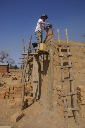 Jean-Marc effectuant des travaux de maçonnerie lors d’un séjour en Afrique.