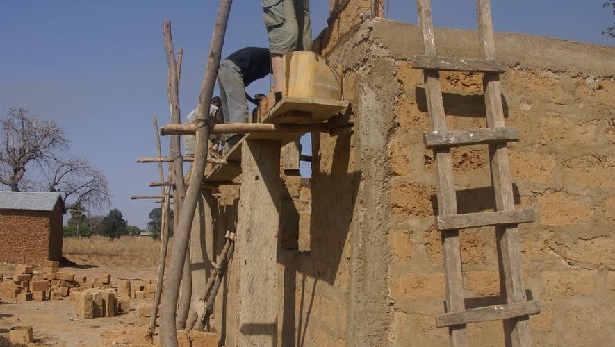 Jean-Marc effectuant des travaux de maçonnerie lors d’un séjour en Afrique.