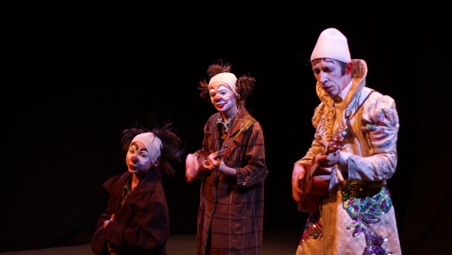 Les clowns de la compagnie La Manivelle interpréteront le spectacle "Béats bas", vendredi soir, au théâtre de Villefranche.