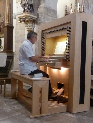 Pierre Nicolas et son orgue à l’église  de Lédergues.
