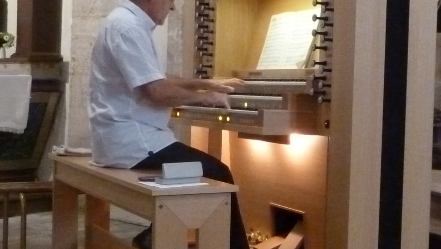 Pierre Nicolas et son orgue à l’église  de Lédergues.