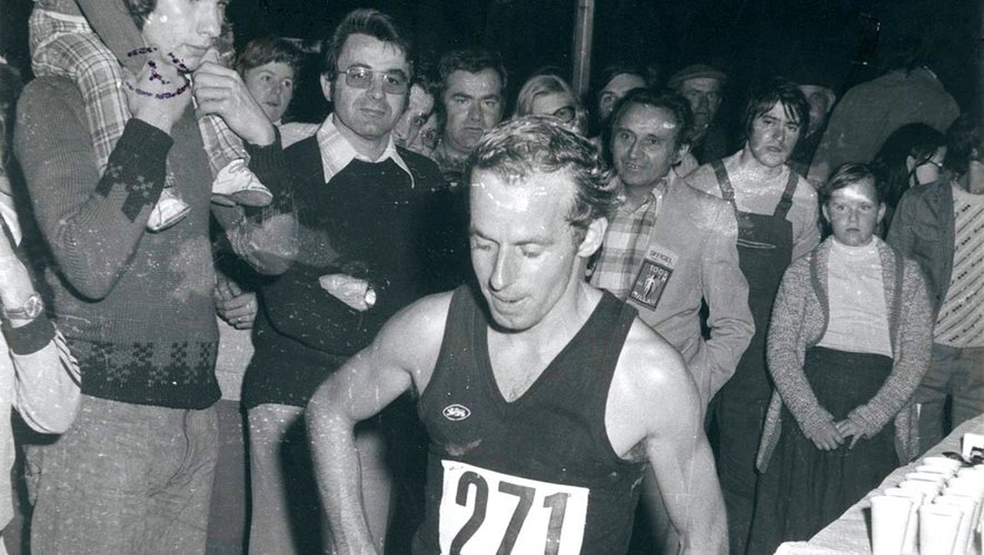 Pierre Mounès, le 27 septembre 1975, à l'arrivée des 100 km de Millau qu'il avait remportés en 8h13'.