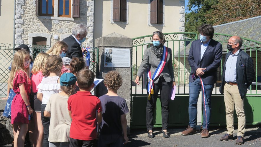 La plaque a été dévoilée en l'honneur du couple Sirvain à l'école de Montézic.