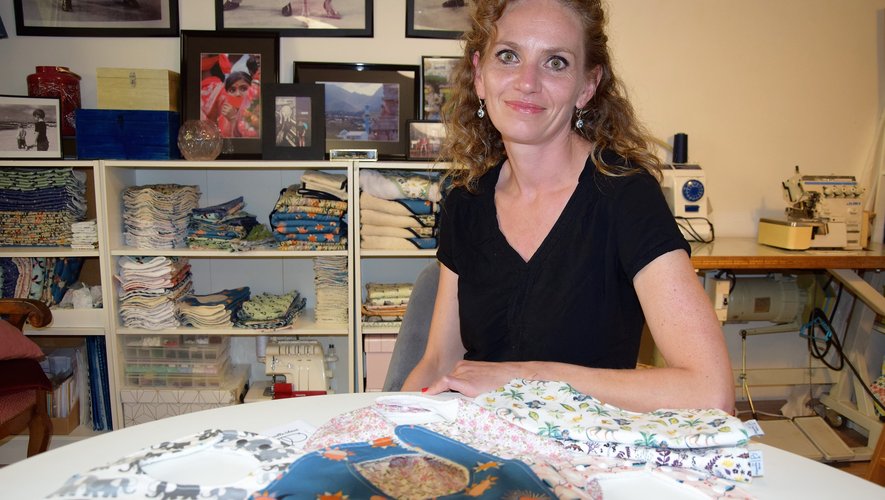 Mathilde Vidal – ici dans son atelier – a crée la Fripouille Bleue en 2019 et compte aujourd’hui sur une clientèle fidèle. AD