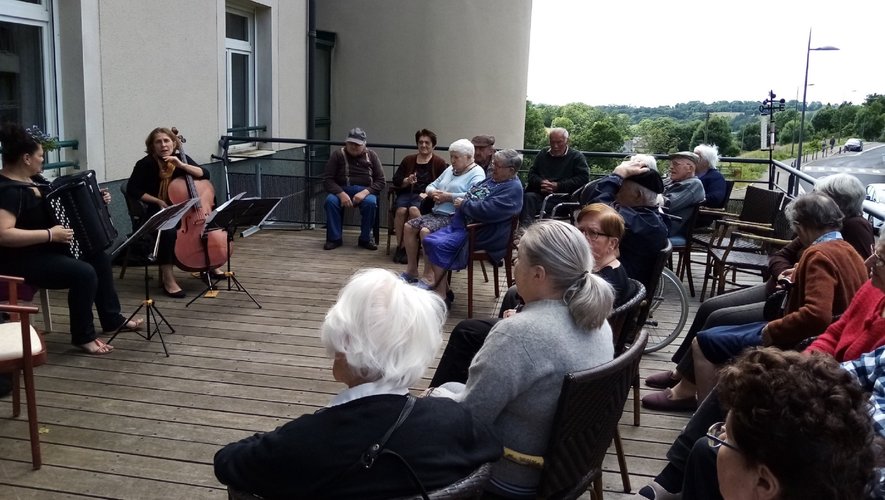 Sur la terrasse, les résidents ont apprécié la musique d’Europe centrale.
