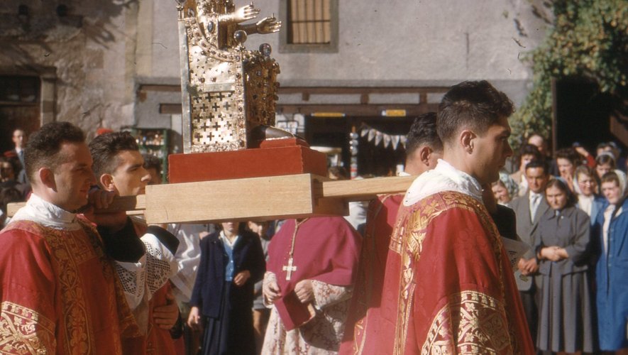 Une procession à Conques, vers 1965.