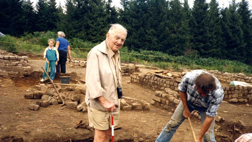 Louis Balsan, sur un chantier de fouilles en août 1987.