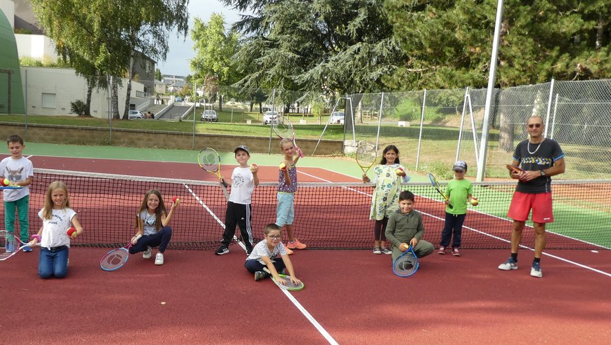 Un groupe d’enfants avec Nicolas Grillat Rondolat, professeur au Tennis Club Route d’Argent.
