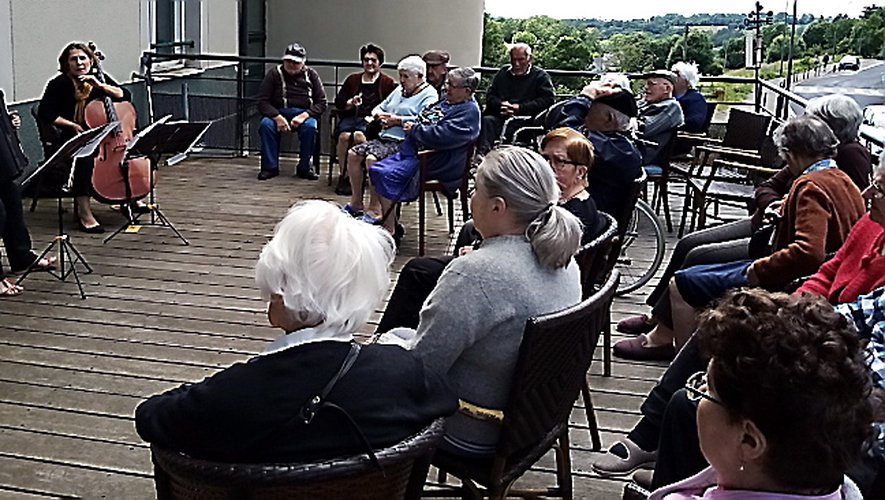 Sur la terrasse, les résidents ont apprécié la musique d’Europe centrale.