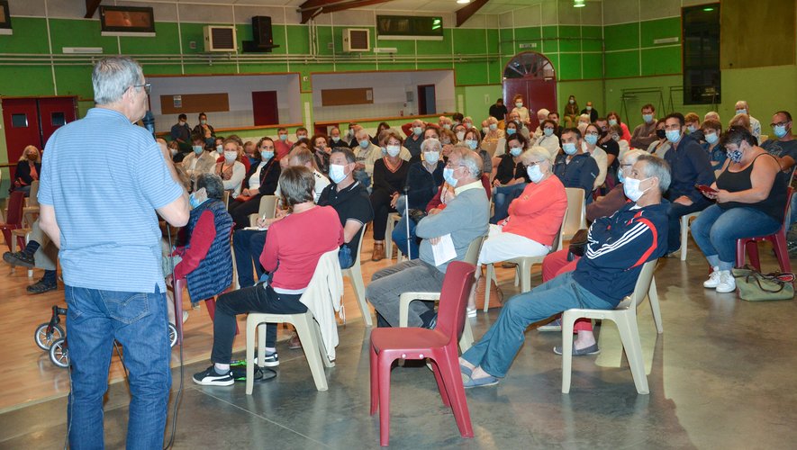 Une centaine de personnes ont assisté à la réunion publique.