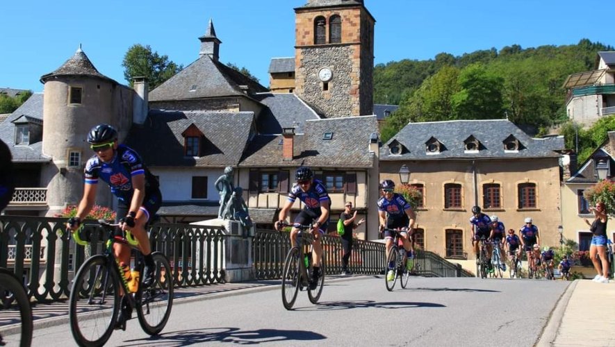 Les coureurs sur le parcours au championnat de France cycliste de la gendarmerie.