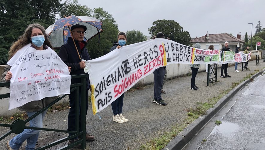 Les membres du collectif Liber-Tance ont déployé une banderole devant l’hôpital de Villefranche hier après-midi.