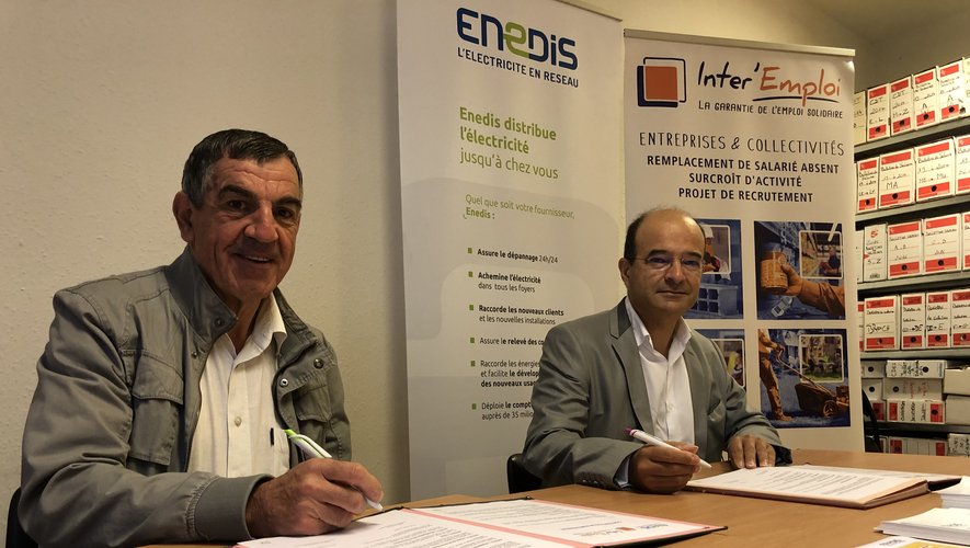 Marc Pailly, président d’Inter’emploi, et Patrick Liminana, directeur territorial d’Enedis en Aveyron,signent la convention.