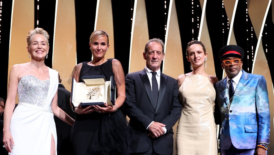 Julia Ducournau a remporté cette année la Palme d'or à Cannes avec son film "Titane".