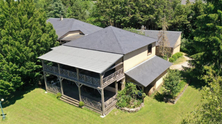 Le "Saloon" et ses 2,3 hectares de terrain.