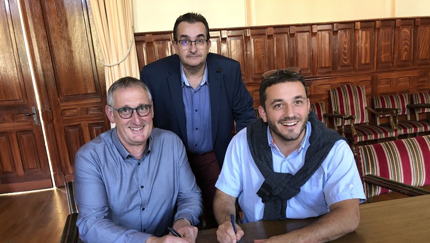 Dominique Rigal, maire de La Fouillade, et Jean-Sébastien Orcibal, maire de Villefranche, signent la convention sous l’œil de Jean-Claude Carrié, premier adjoint de Villefranche en charge de la voirie.