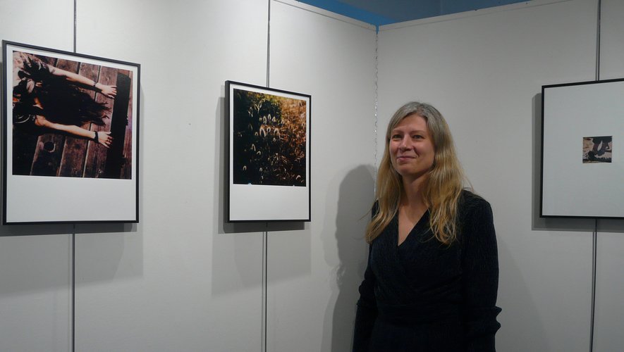 Elodie Mitaine devant les photographies de son exposition à la MJC.