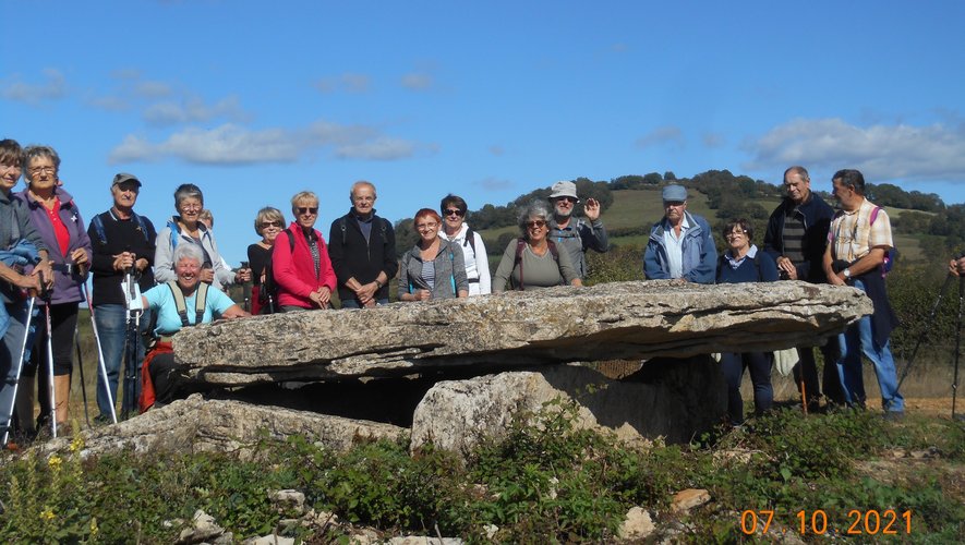 Les marcheurs à la découverte des dolmens
