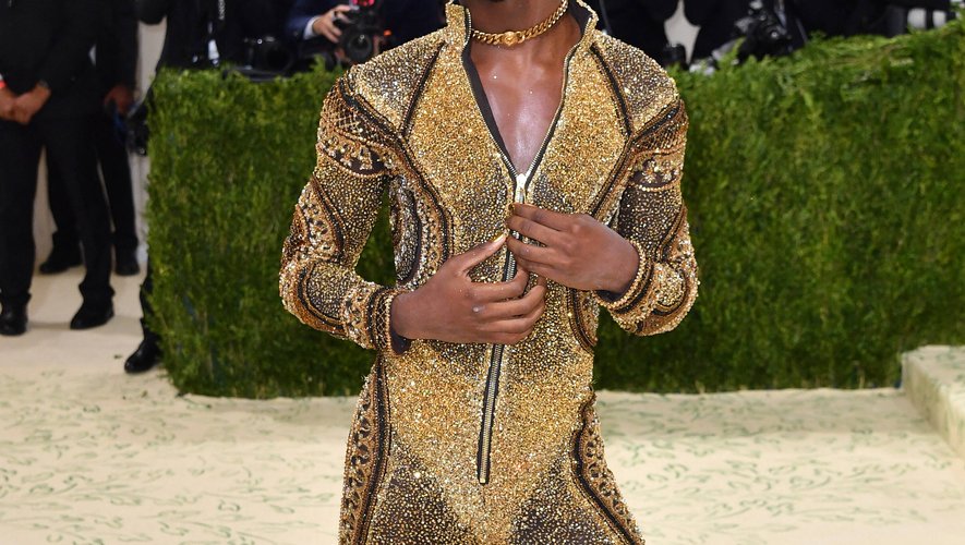 Lil Nas X a choisi une armure couleur or qui, une fois enlevée, laissait place à une combinaison non genrée, à l'occasion du MET Gala à New York.