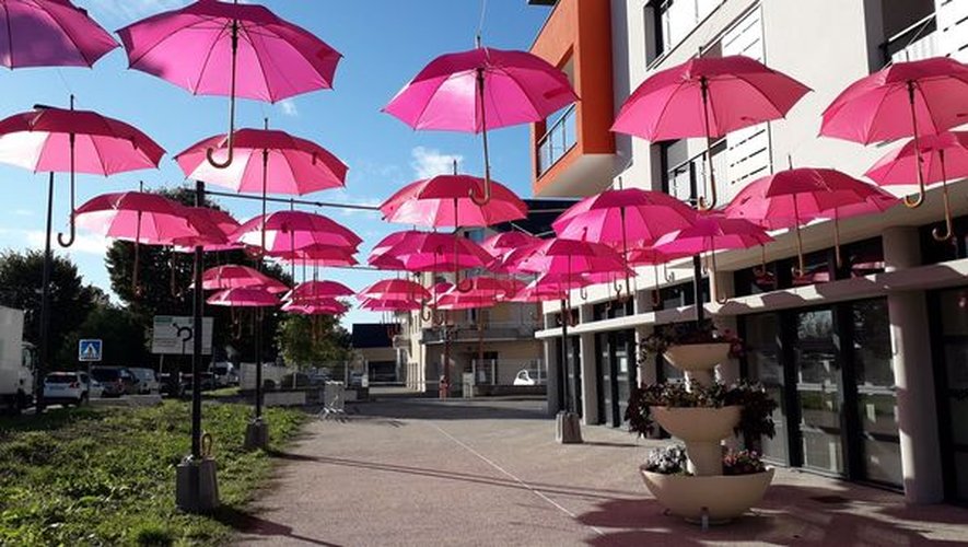 Des parapluies roses sur le parvis de l’annexe-mairie de La Primaube.
