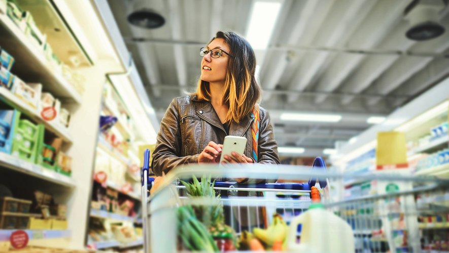 Selon cette enquête OpinionWay, 65% de Français font exclusivement leurs courses en se rendant physiquement dans les supermarchés. La part de sondés qui privilégient le web tombe à 11% (avec un retrait en drive et en magasin).