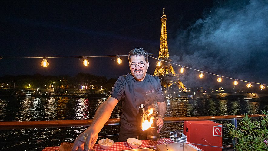 Sébastien Gaches a assuré le spectacle avec son flambadou, sur le toit de la péniche, en début de soirée.    